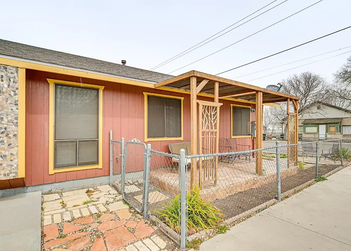 Casa vacanze Downtown Home: Walk To Shops & Dining!