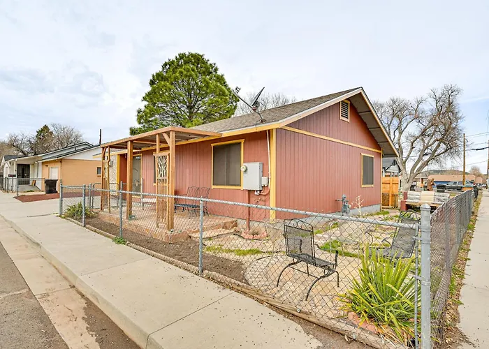 Downtown Home: Walk To Shops & Dining! *