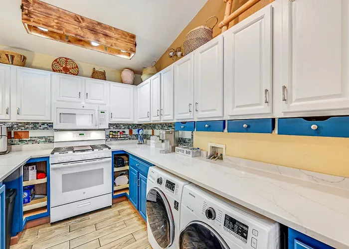 Casa vacanze Downtown Home: Walk To Shops & Dining! *